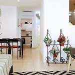 Happy Terrace Downtown Tiny House 100% Portuguese